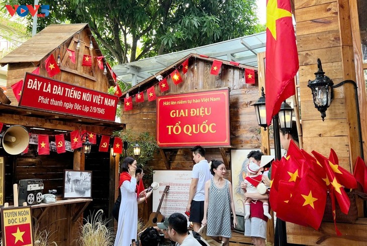 咖啡馆装饰金星红旗，庆祝越南国庆80周年 - ảnh 2