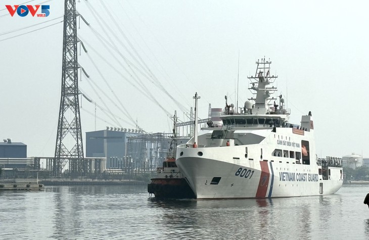 越南海警舰艇访问印尼，加强传统友谊 - ảnh 1