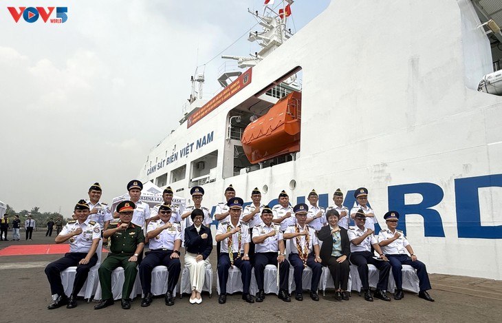 越南海警舰艇访问印尼，加强传统友谊 - ảnh 2