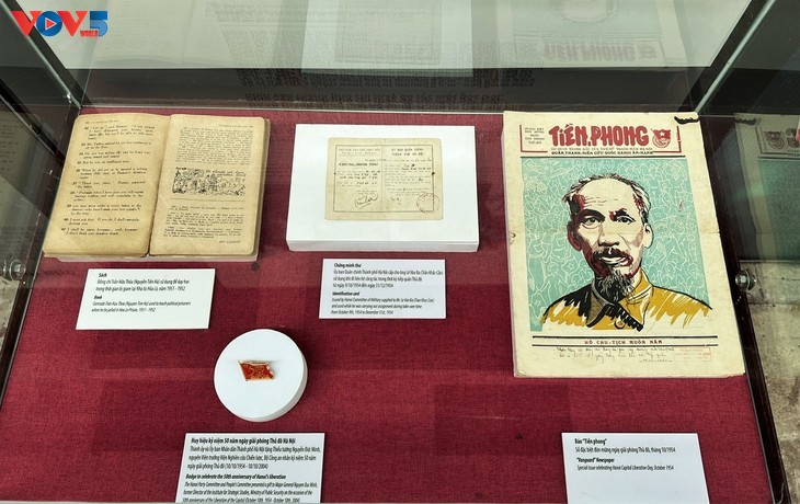 “凯旋之歌永远响亮”展览：解放日壮志豪情的河内 - ảnh 13