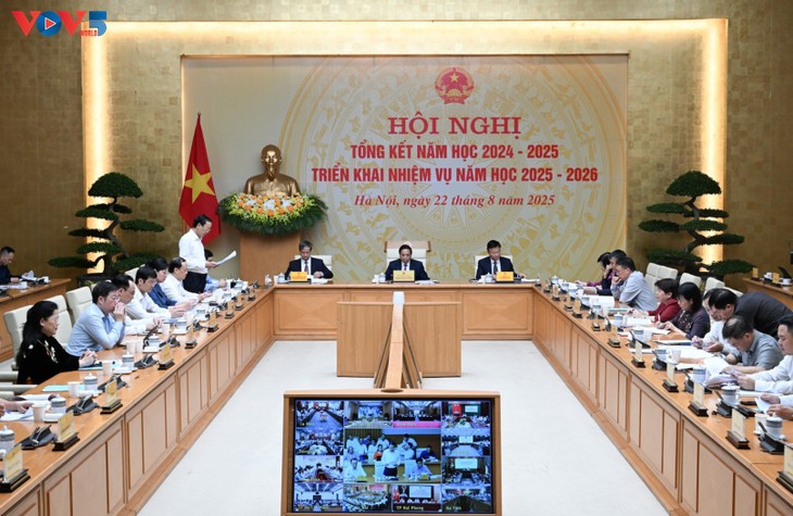 Premierminister Pham Minh Chinh leitet die Sitzung zur Umsetzung der zweistufigen Kommunalverwaltung - ảnh 1