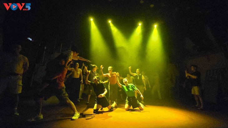 Wiederbelebung der ruhmreichen Geschichte durch Cai-Luong-Theaterstück „Von Viet Bac nach Hanoi“ - ảnh 1