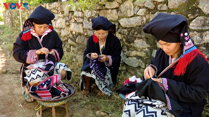 Indigofarbe auf der Tracht der Volksgruppe der Dao - ảnh 1