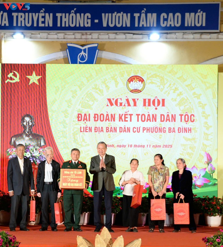 KPV-Generalsekretär und Parlamentspräsident nehmen am Festtag der nationalen Solidarität im Stadtviertel Ba Dinh  - ảnh 2