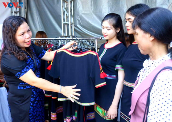 Brokate mit Mustern auf Kleid der Ede - ảnh 1