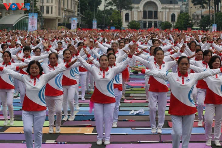 Senioren in Ho-Chi-Minh-Stadt führen Fitness und Yoga auf und stellen vietnamesischen Rekord auf - ảnh 1