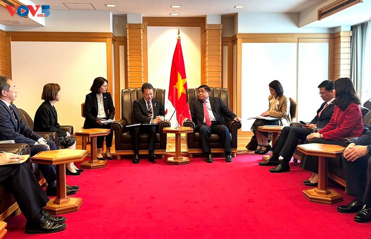 Vize-Premierminister Nguyen Chi Dung trifft japanischen Minister für Wirtschaft und Industrie - ảnh 1