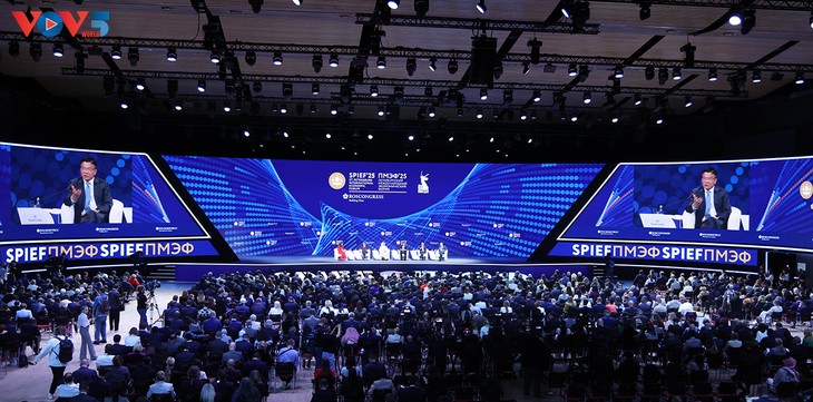 Vizepremierminister Le Thanh Long nimmt an der Eröffnung des 28. Internationalen Wirtschaftsforums teil - ảnh 1