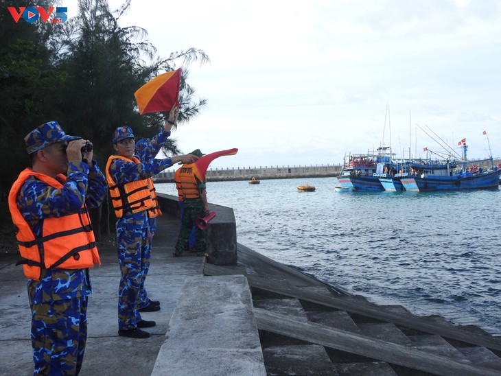 Taifun Kalmaegi zieht ins Ostmeer, Zentralvietnam bereitet sich auf Schutzmaßnahmen vor - ảnh 1