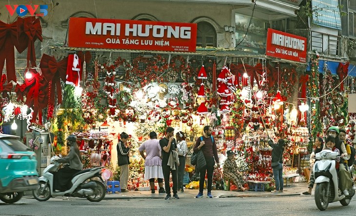 Lebhaftes Weihnachtsgeschäft in mehreren Großstädten  - ảnh 1