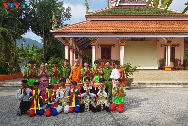 Chhay-dam-Trommeltanzgruppe bewahrt traditionelle Kultur der Khmer - ảnh 2