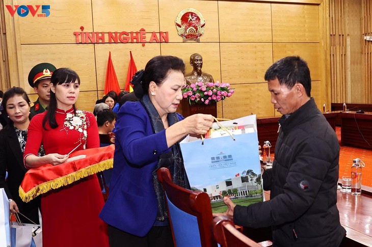 Ketua MN Vietnam, Nguyen Thi Kim Ngan Mengunjungi Para Keluarga Martir yang Gugur dalam Tahapan Hujan Lebat dan Banjir di Vietnam Tengah - ảnh 1