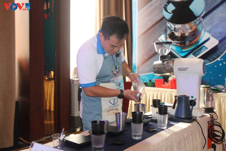 Festival Kopi Buon Ma Thuot: Kontes Membuat Hidangan Kopi Khas - ảnh 1