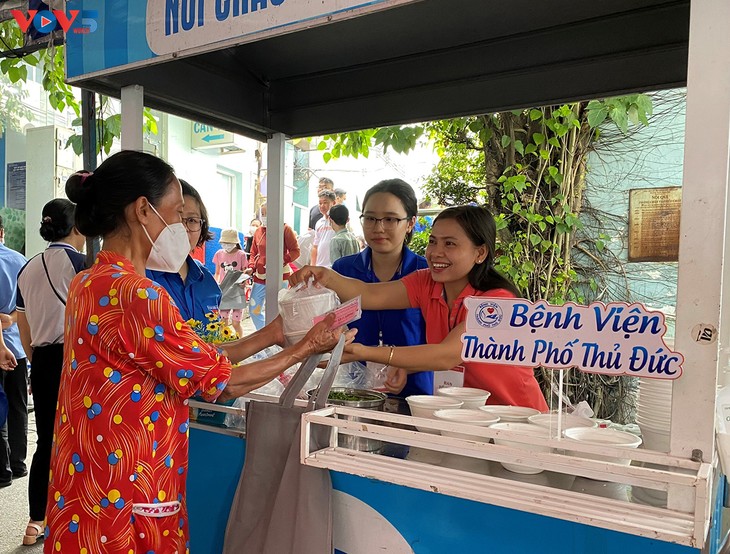 “Pasar Gratis” Memberikan 3.000 Bingkisan untuk Pasien Miskin - ảnh 1