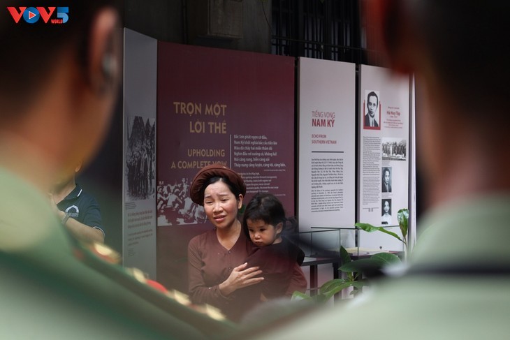 Pameran “Menyalakan Api Merah” untuk Berterima Kasih kepada Para Pahlawan dan Martir - ảnh 11