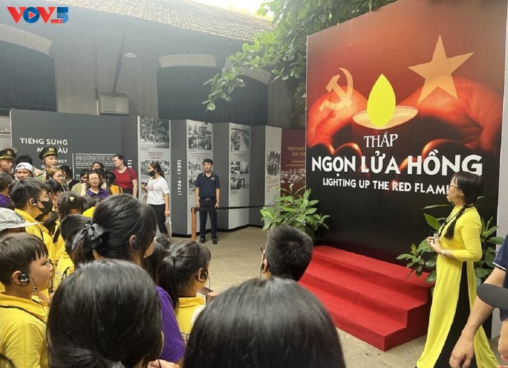 Pameran “Menyalakan Api Merah” untuk Berterima Kasih kepada Para Pahlawan dan Martir - ảnh 19