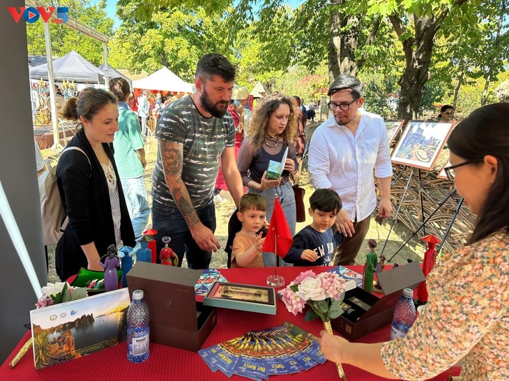 Vietnam Berpartisipasi pada Festival Budaya Asia di Bukares - ảnh 1