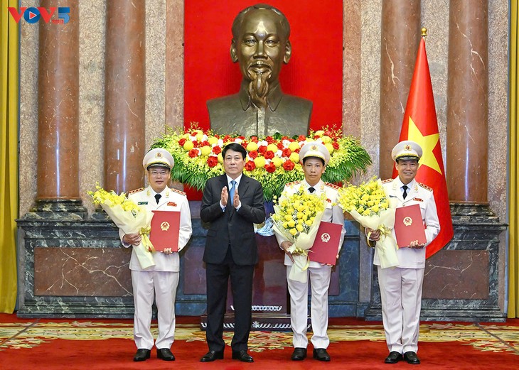 Presiden Vietnam, Luong Cuong Sampaikan Keputusan untuk Kenaikan Pangkat Letnan Jenderal kepada Pemimpin Kementerian Keamanan Publik - ảnh 1