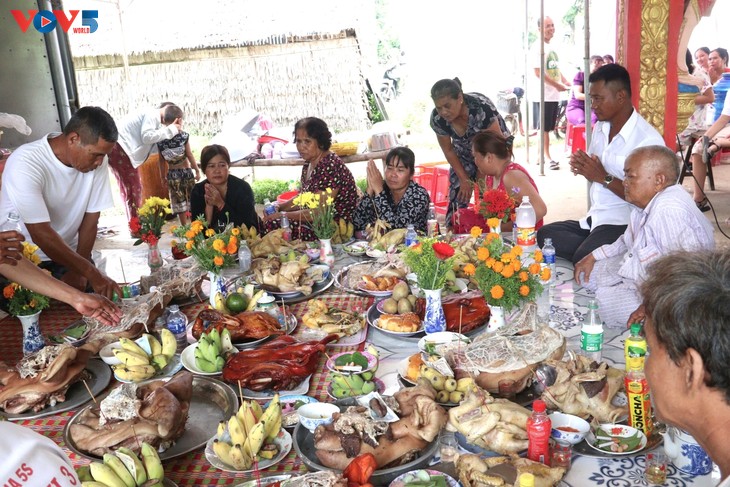 Uniknya Festival Dom Long Neak Ta dari Masyarakat Khmer di Provinsi Tra Vinh - ảnh 2