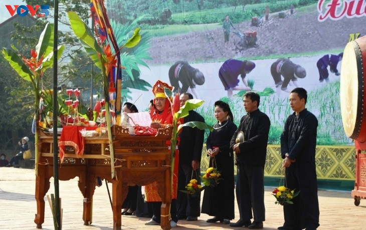 Upacara Memohon Musim Panen dari Masyarakat Etnis Minoritas Tay dan Nung di Provinsi Thai Nguyen - ảnh 2