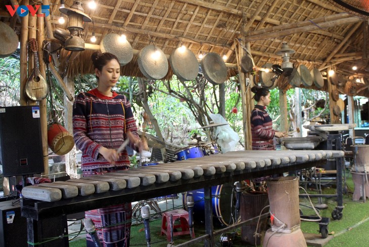 Keunikan Suara Instrumen Musik Batu di Ujung Timur Tanah Air - ảnh 1