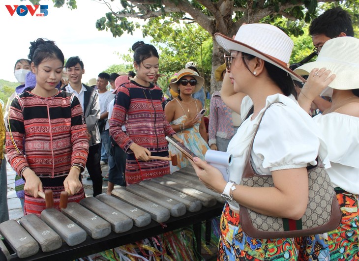 Keunikan Suara Instrumen Musik Batu di Ujung Timur Tanah Air - ảnh 2