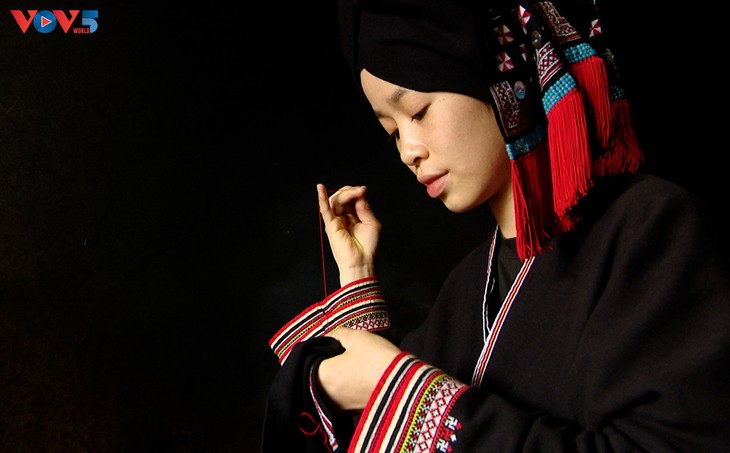 Warna Nila, Jiwa Benang yang Menenun Pakaian Masyarakat Etnis Minoritas Dao - ảnh 3