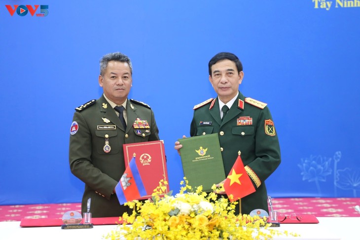 Mempererat Kerja Sama Pertahanan Vietnam-Kamboja, Membangun Perbatasan yang Damai dan Berkembang - ảnh 2