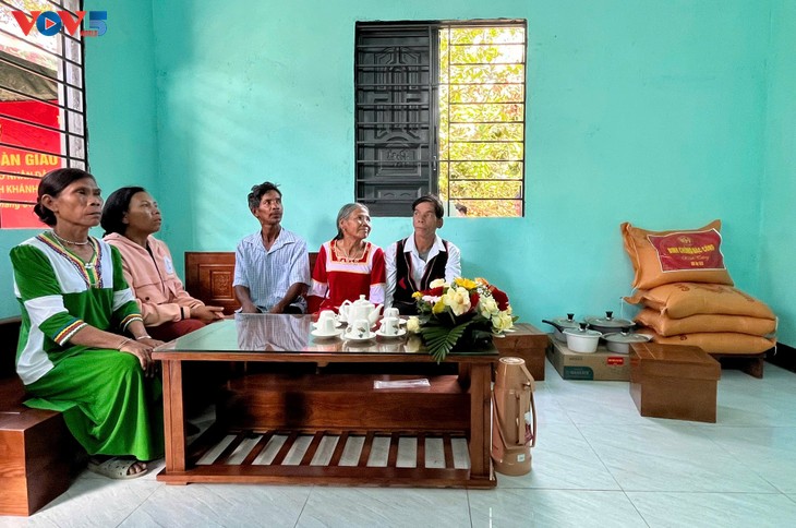 Detasemen Pasukan Khusus “dengan Super Cepat” Membangun Rumah untuk Stabilkan Kehidupan Masyarakat Pasca Bencana Alam - ảnh 3