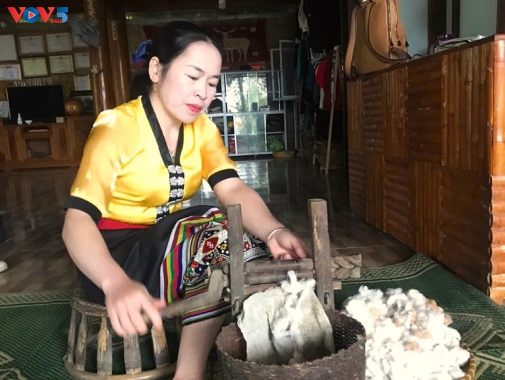 Keunikan Desa Kerajinan Tenun Kain Ikat Masyarakat Etnis Minoritas Thai di Kecamatan Hoa Tien - ảnh 4