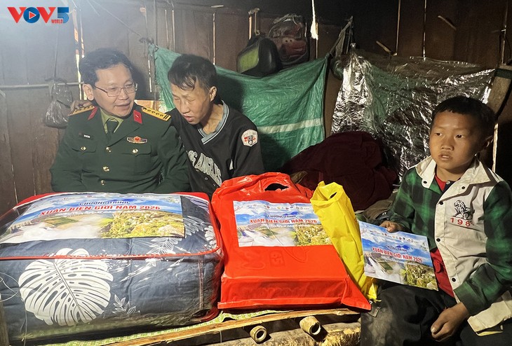 Musim Semi di Wilayah Perbatasan: Hangatnya Kawan Sekesatuan, Eratnya Ikatan Tentara dan Rakyat - ảnh 4