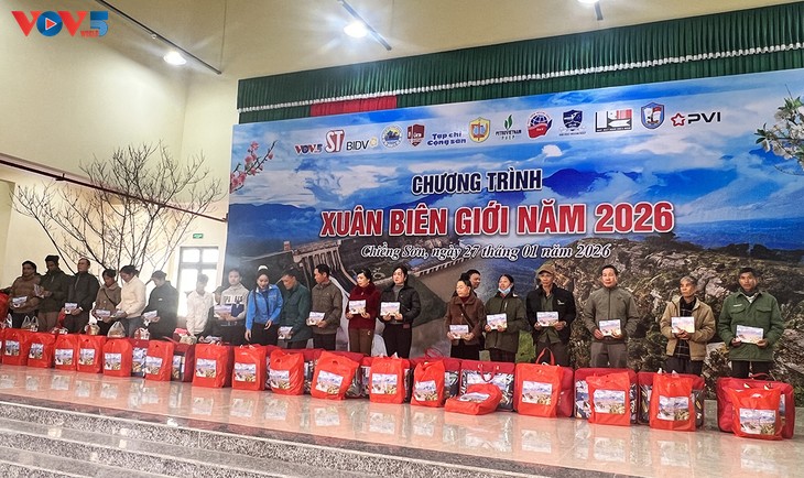 Musim Semi di Wilayah Perbatasan: Hangatnya Kawan Sekesatuan, Eratnya Ikatan Tentara dan Rakyat - ảnh 5