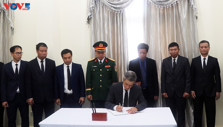 Đại sứ quán Việt Nam tại Campuchia tổ chức lễ viếng và mở sổ tang nguyên Chủ tịch nước Trần Đức Lương - ảnh 2