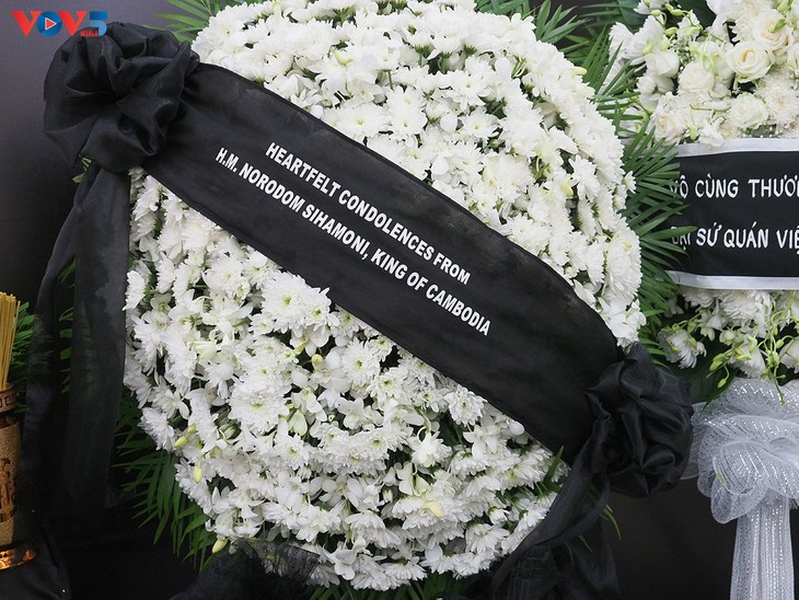 Đại sứ quán Việt Nam tại Campuchia tổ chức lễ viếng và mở sổ tang nguyên Chủ tịch nước Trần Đức Lương - ảnh 4