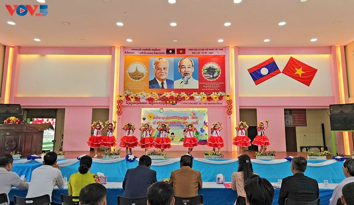 Trường song ngữ Lào-Việt Nam Nguyễn Du bế giảng năm học 2024-2025 - ảnh 1