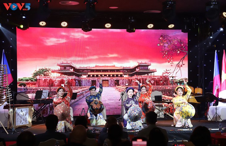 Đặc sắc chương trình nghệ thuật kỷ niệm 75 năm thiết lập quan hệ ngoại giao Việt Nam - Cộng hòa Séc - ảnh 1