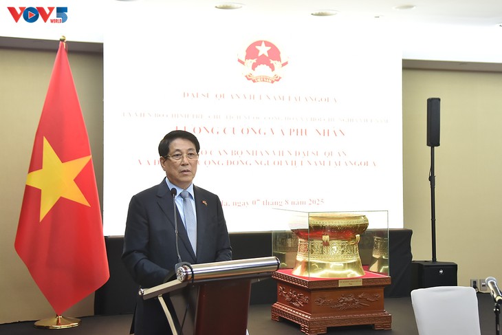 Chủ tịch nước Lương Cường gặp gỡ cán bộ, nhân viên Đại sứ quán và cộng đồng người Việt Nam tại Angola - ảnh 1