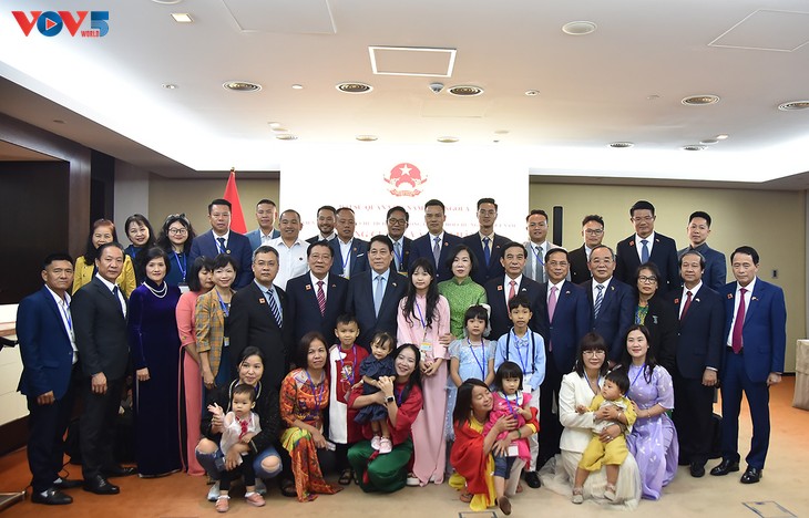 Chủ tịch nước Lương Cường gặp gỡ cán bộ, nhân viên Đại sứ quán và cộng đồng người Việt Nam tại Angola - ảnh 2