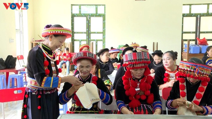 Người giữ lửa nghề thêu truyền thống của dân tộc Dao đỏ ở Thái Nguyên - ảnh 4