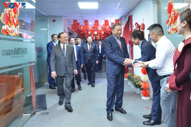 Tổng Bí thư Tô Lâm thăm, động viên cán bộ, công nhân viên, kỹ thuật viên Đài Tiếng nói Việt Nam - ảnh 4