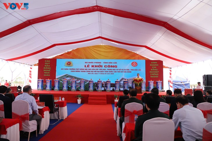 លោកអគ្គលេខាបក្ស តូ ឡឹម ចូលរួមពិធីបើកការដ្ឋានសាងសង់សាលាអន្តរកម្រិតនៅដាក់ឡាក់ - ảnh 1