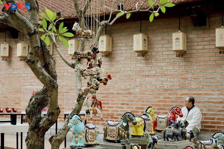 ការតាំងពិព័រណ៍ “សេះត្រឡប់មកក្រុងវិញ” នៅទីក្រុងហាណូយ - ảnh 11