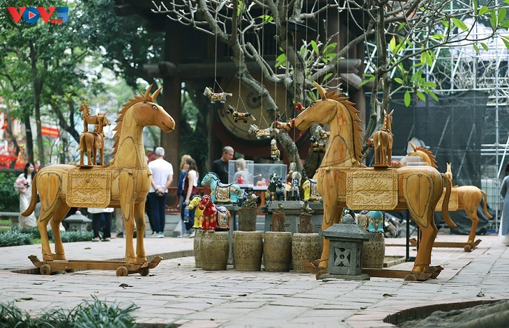 ការតាំងពិព័រណ៍ “សេះត្រឡប់មកក្រុងវិញ” នៅទីក្រុងហាណូយ - ảnh 3