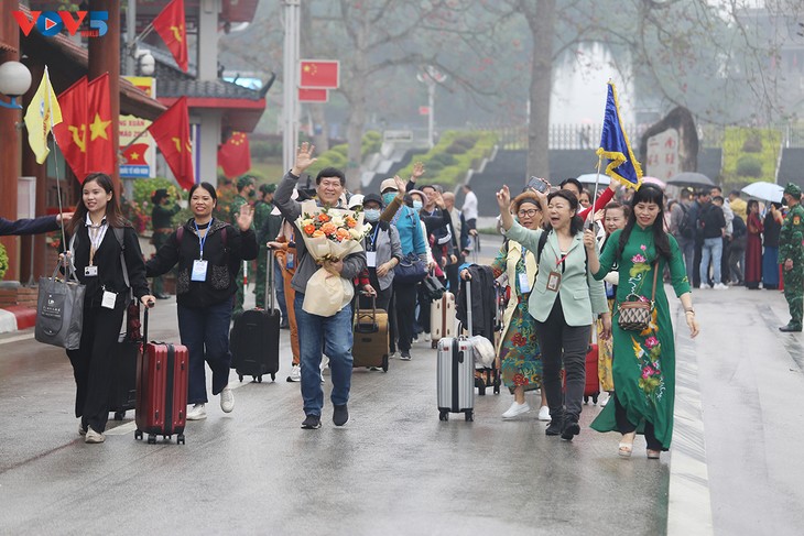 Hundreds of Chinese tourists enter Vietnam via land border on first day of tour resumption - ảnh 1