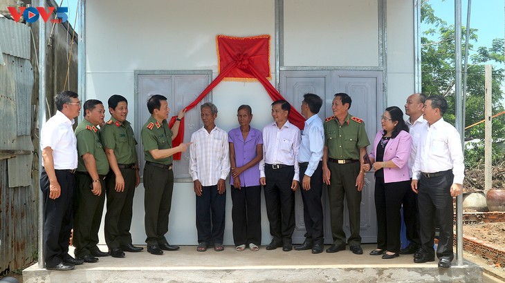 Ministry of Public Security funds 1,200 houses for the poor in Soc Trang - ảnh 2