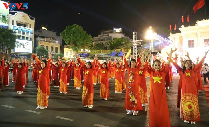 Ao Dai festival graces Hai Phong streets  - ảnh 2