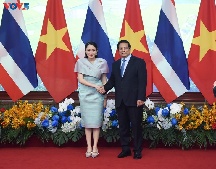 Vietnamese, Thai Prime Ministers visit exhibition of handicraft items - ảnh 1