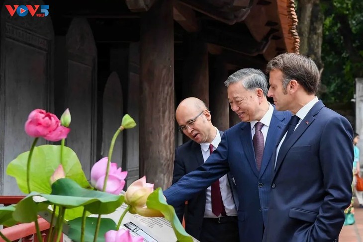 Party chief, French president and their wives visit Temple of Literature  - ảnh 1