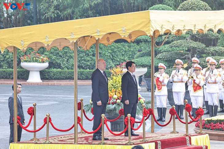 Red carpet rolled out to welcome Hungarian president in Hanoi - ảnh 1