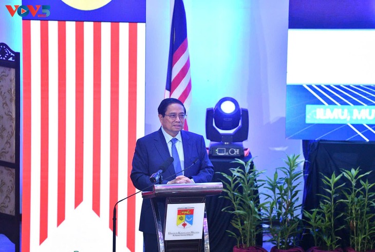 PM calls for more effective education cooperation with Malaysia  - ảnh 1